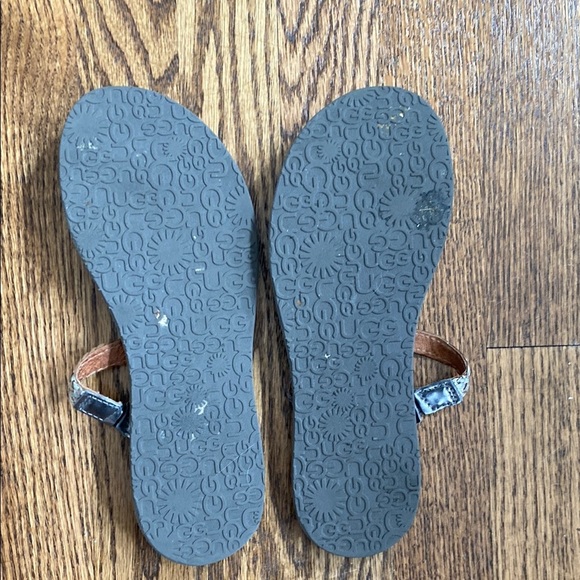 UGG Women’s Bria Metallic silver braided sandals, size 8, great condition - Picture 6 of 8